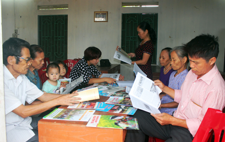 Nhân dân xã Phúc  Lộc theo dõi Bản tin thành phố Yên Bái.

